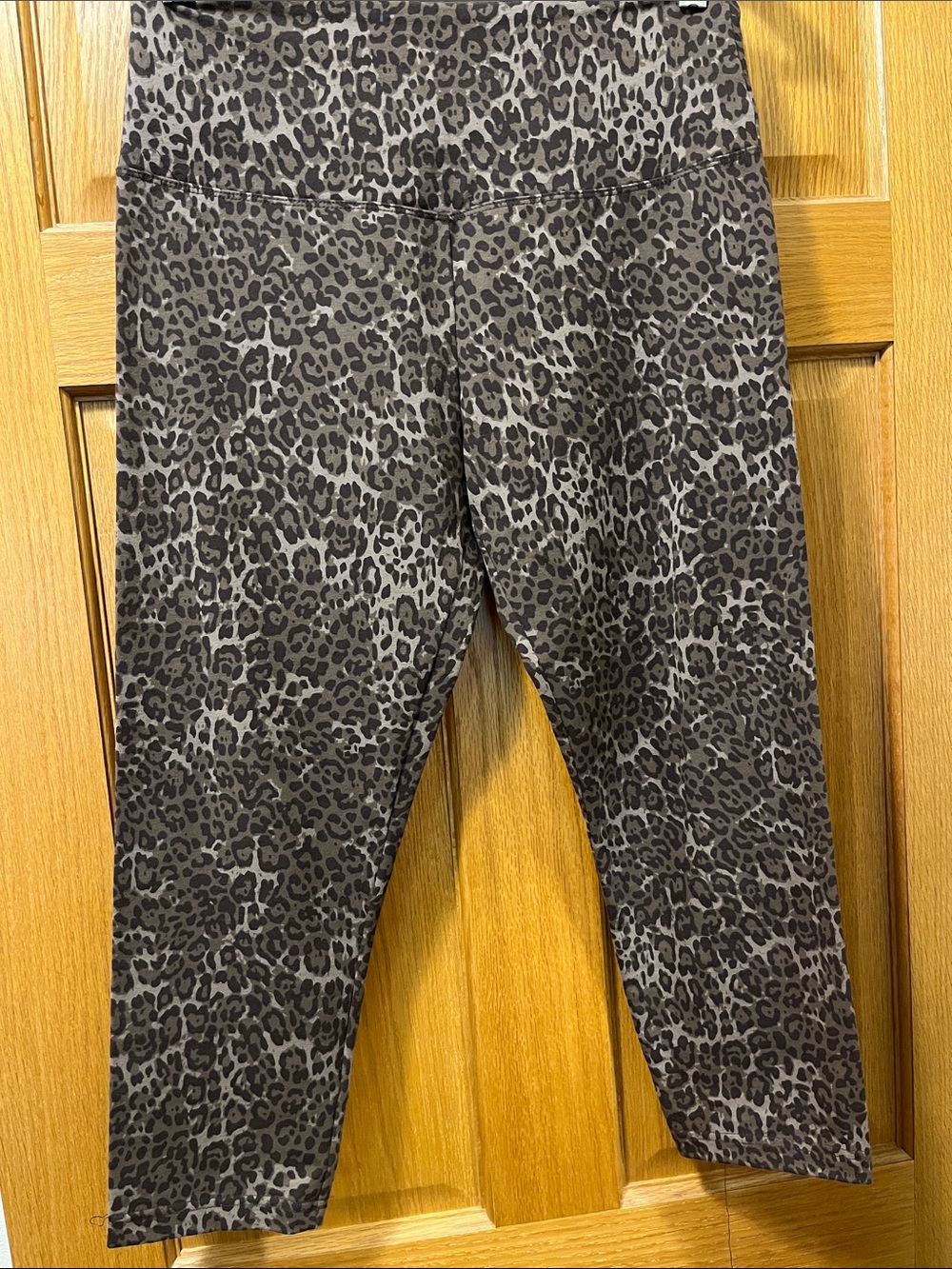 Women's Leopard Print Capri Leggings - Gray